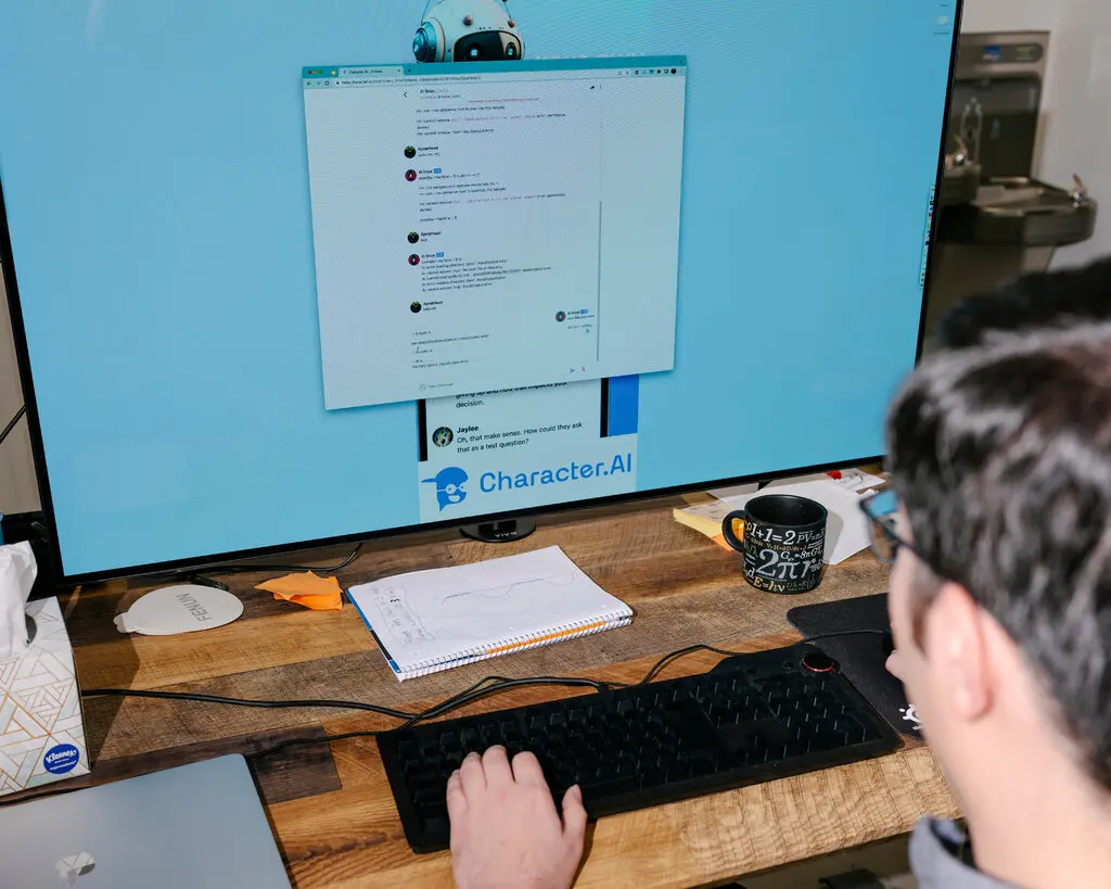 चैटबॉट तेजी से मशीन के साथ संवाद करने का शक्तिशाली साधन भी बनते जा रहे हैं।