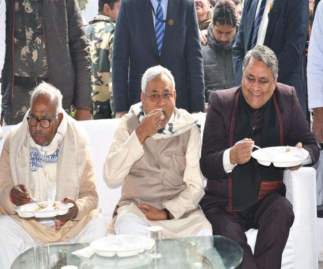 जेडीयू की ओर से दही-चूड़ा भोज का आयोजन रख दिया गया है।