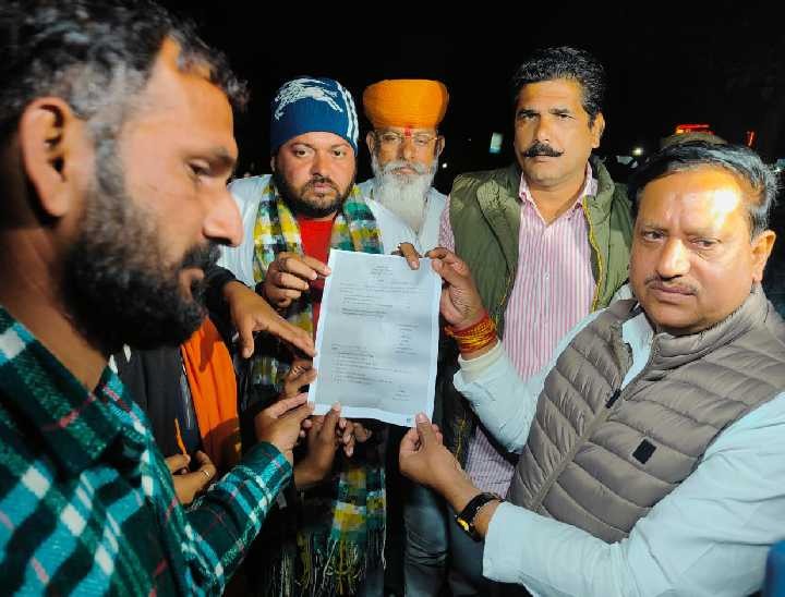 करणी सेना परिवार के सदस्यों को आदेश की कॉपी सौंपते हुए सहकारिता मंत्री अरविंद भदौरिया।