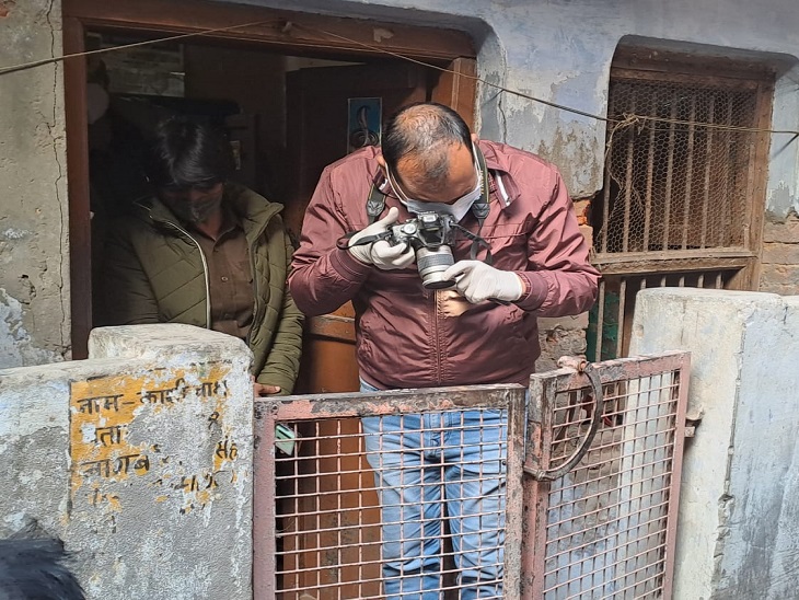 घटनास्थल से फोरेंसिक टीम के एक्सपर्ट ने सैंपल इकट्‌ठे किए।