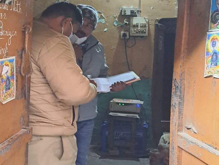 दंपति के घर के अंदर फोरेंसिक एक्सपर्ट की टीम के साथ पुलिस।