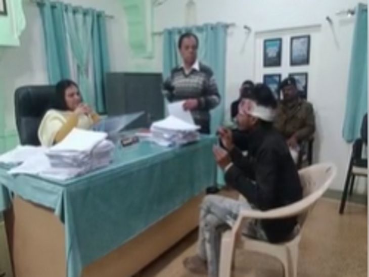 खिलचीपुर SDM पल्लवी वैद्य ने युवक को समझाया, लेकिन वह समझने को तैयार नहीं था। SDM के सामने जिद करने लगा की शादी करूंगा तो उसी लड़की से करूंगा।