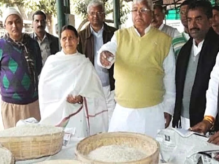 लालू प्रसाद जब पटना में होते थे तब इस भोज की रौनक कुछ और होती थी।