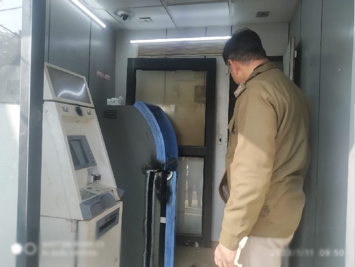 ग्वालियर शहर में मुरार के एमएच चौराहा पर पहली वारदात हुई। एक दिन पहले ही बैंक ने ATM को भरा था। अंदाजा लगाया जा रहा है कि ATM में 15 से 17 लाख रु. थे।