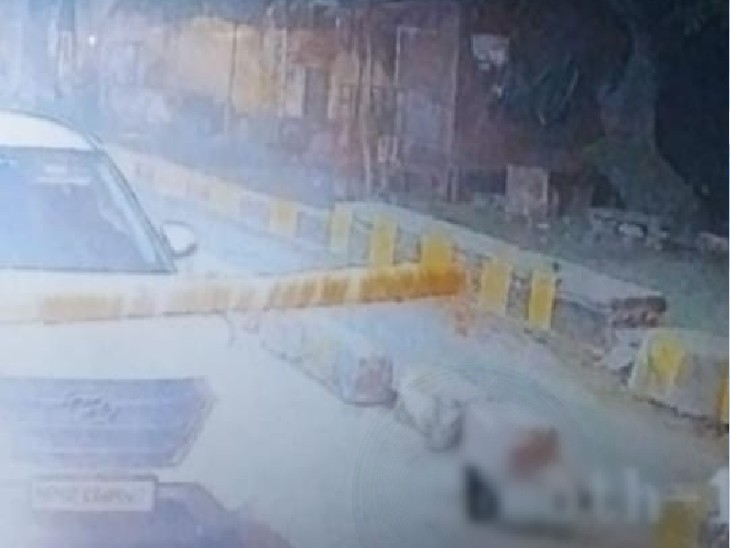 मुरैना टोल पर एक क्रेटा कार दिखी है। यही कार ग्वालियर में दोनों वारदातों वाली जगह पर लगे सीसीटीवी कैमरों में कैप्चर हुई है।