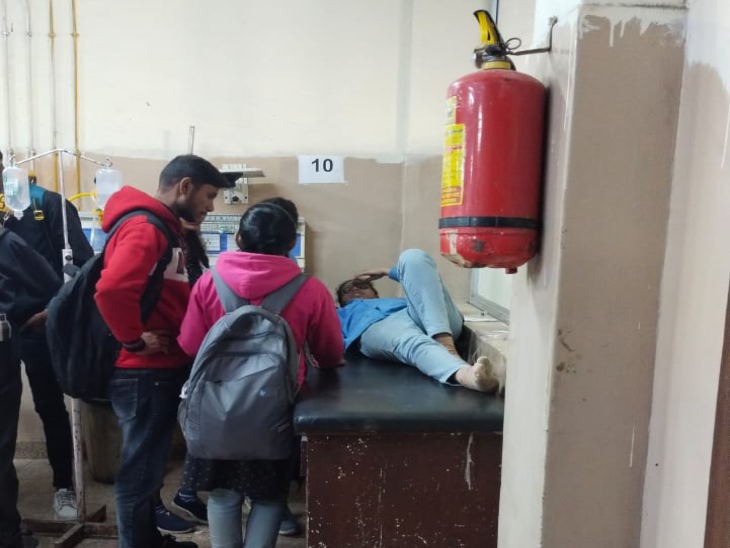 घायलों का अस्पताल में ही प्राथमिक उपचार किया गया। 6 में से 4 लोगों को प्राथमिक उपचार के बाद छुट्टी दे दी गई।