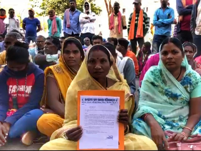 धरने पर बैठी महिलाएं।