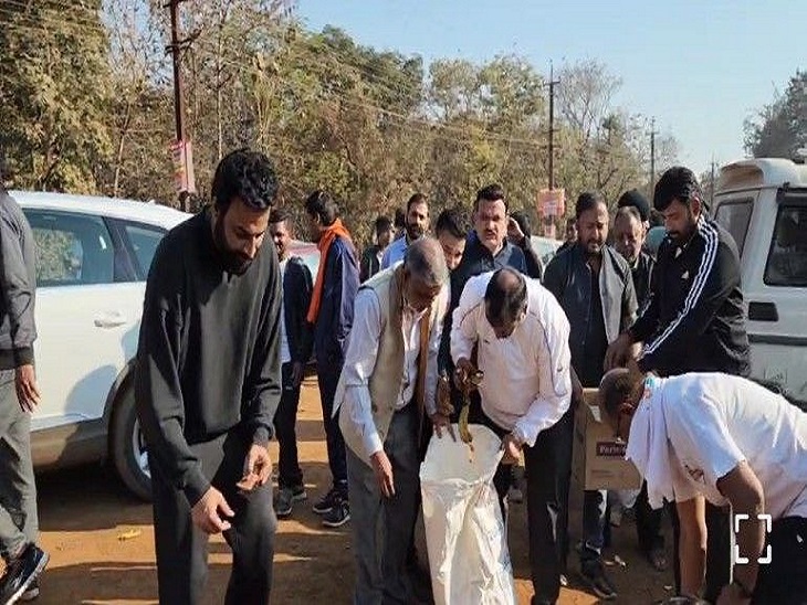 भाजपाई कचरा उठाते हुए।