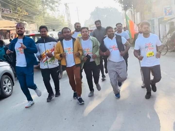 मैराथन में दौड़ते युवा।