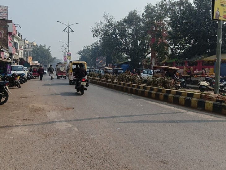 धूप निकलने से सड़कों पर चहल पहल बढ़ी है।
