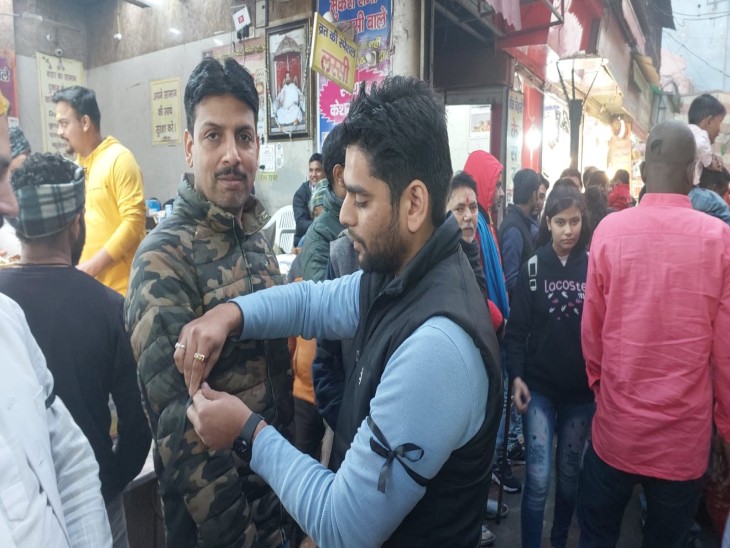 मानव श्रृंखला के दौरान विरोध कर रहे सभी लोगों ने हाथों में काली पट्टी बांध रखी थी।