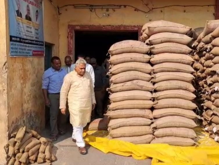 अरुण वोरा ने भंडारण की स्थिति भी जानी।