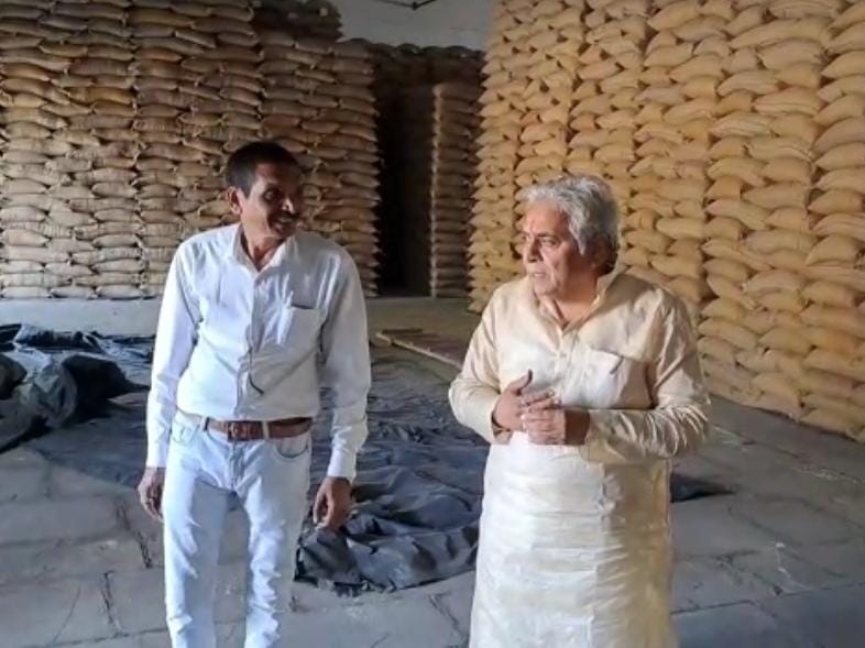 विधायक अरुण वोरा जायजा लेते हुए।