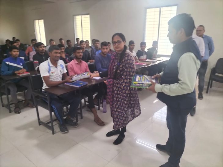 आवासीय कोचिंग की सुविधा फ्री।