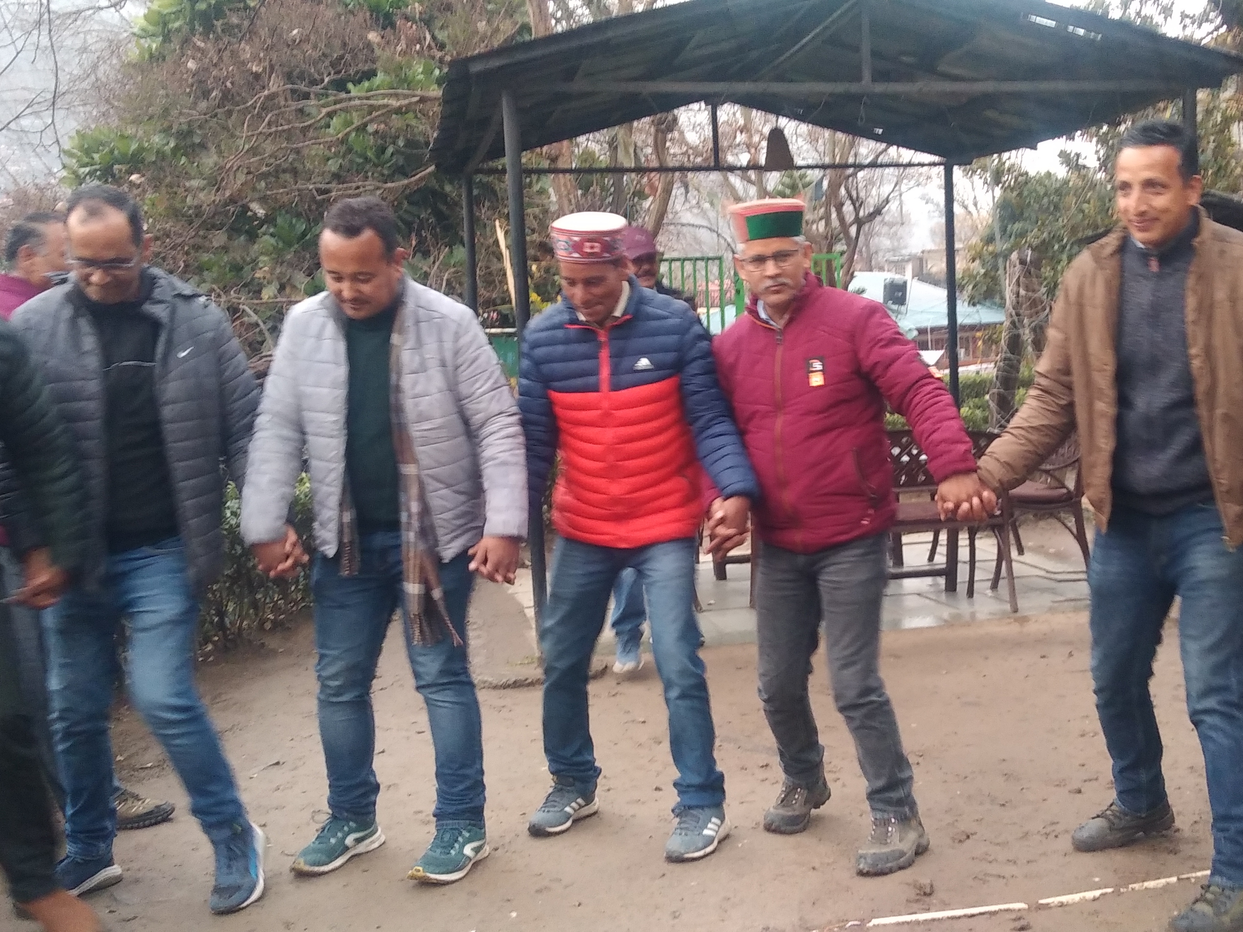 नाटी करते हैं कर्मचारी।