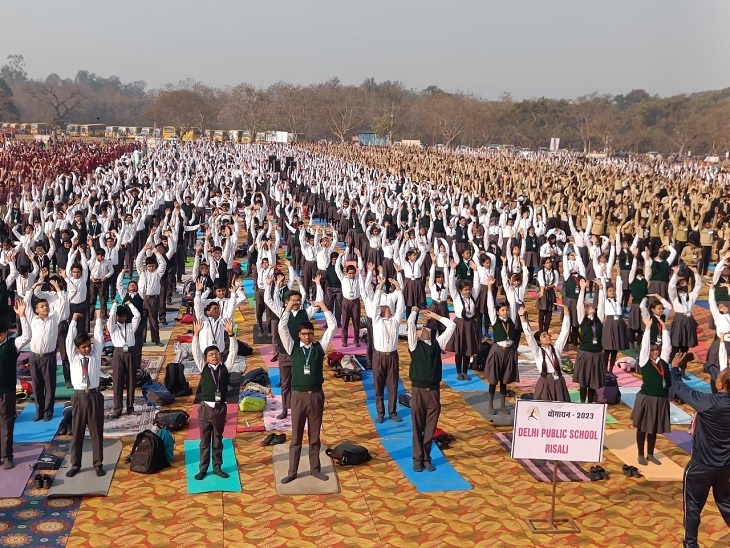 सूर्य नमस्कार करते स्कूली बच्चे - Dainik Bhaskar