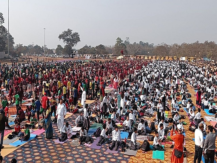 योग कार्यक्रम में पहुंचे हजारों की संख्या में बच्चे