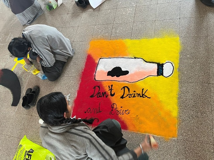 ट्रैफिक जागरूकता को लेकर बनाई रंगोली - Dainik Bhaskar