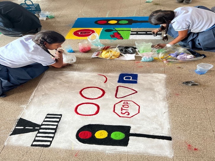 सड़क सुरक्षा को लेकर छात्राओं ने बनाई मनमोहक रंगोली