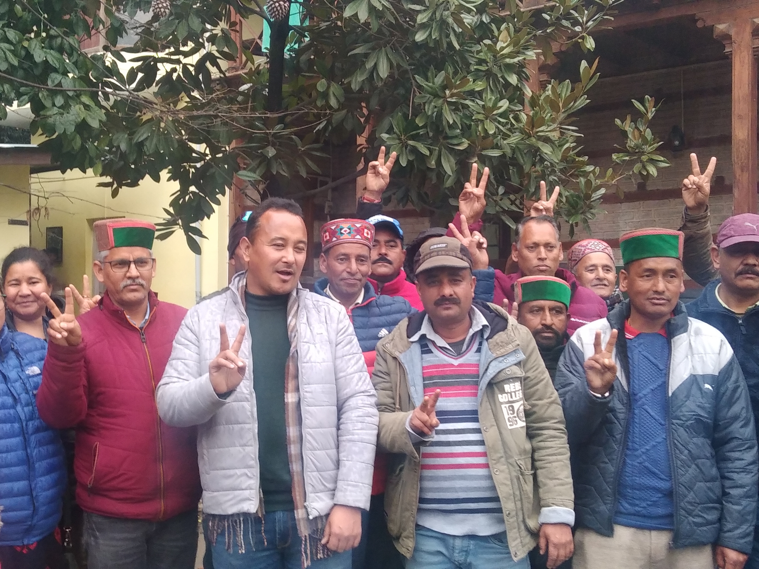 कुल्लु के घर निवास में विजय दिखाते हुए कर्मचारी।