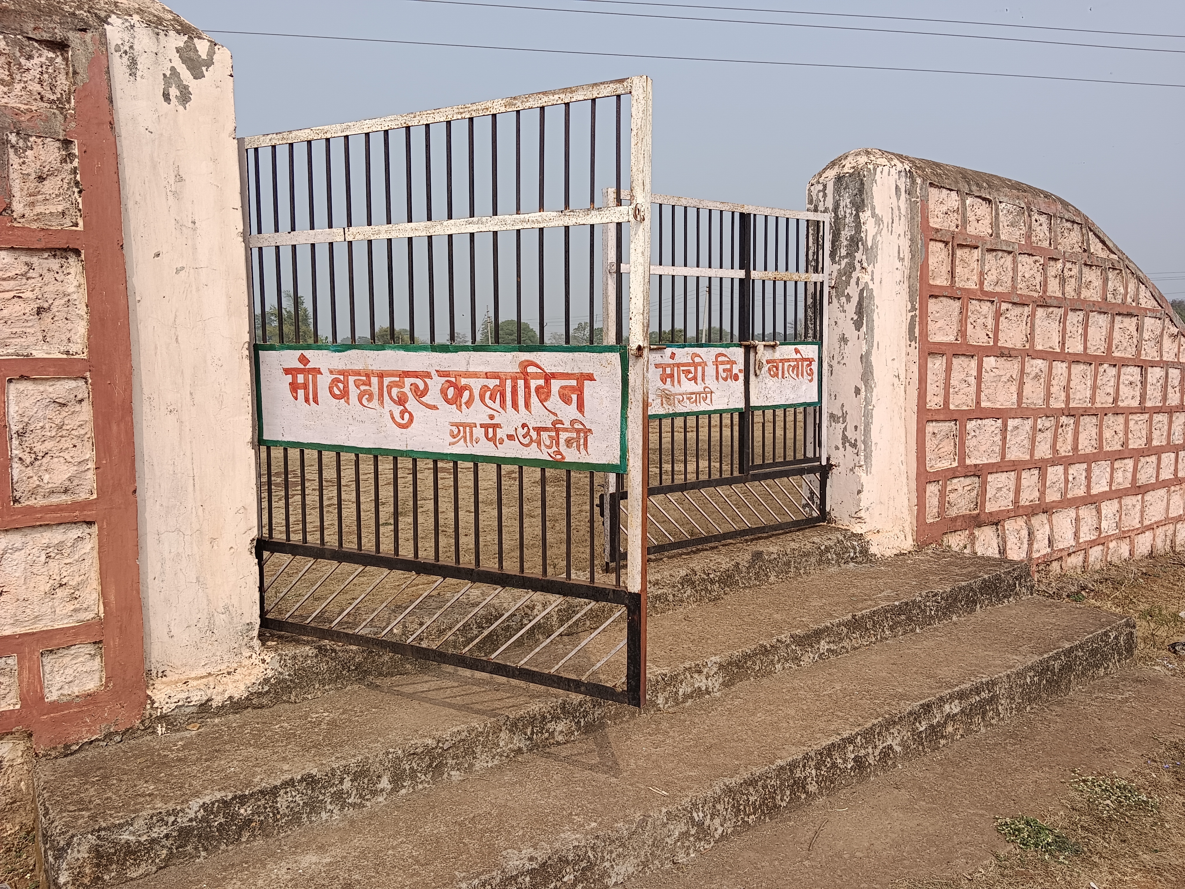 उपेक्षा का शिकार स्मारक।