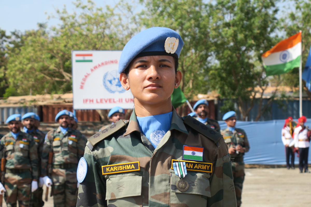 फोटो में साउथ सूडान में UN मेडल से सम्मानित होने वाली करिश्मा कथायत को देखा जा सकता है।