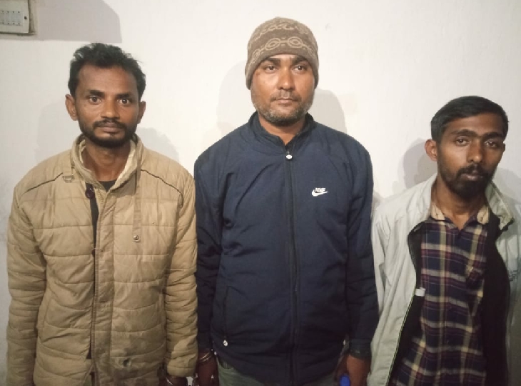 विदेशी हथियार के साथ तीनों को गिरफ्तार किया गया है। - Dainik Bhaskar