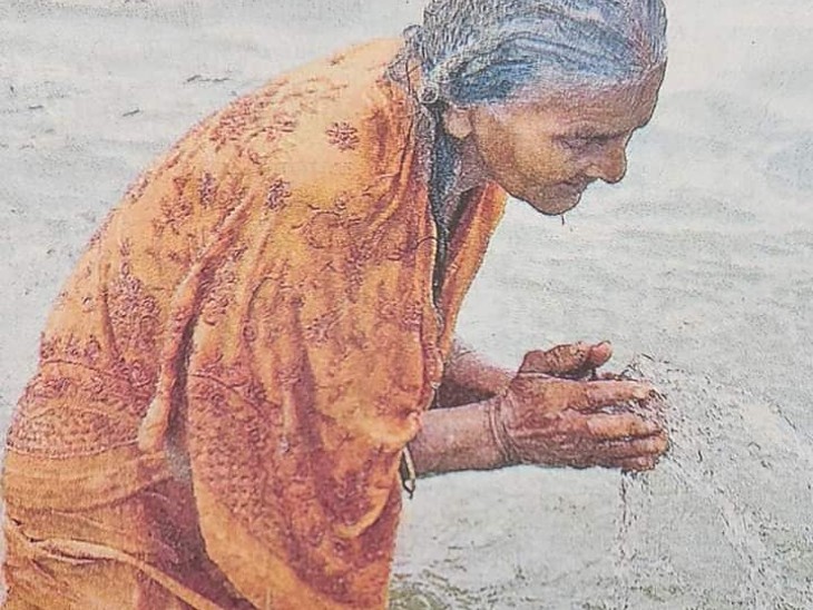 कोई भी उम्र हो पुण्य की एक डुबकी लगाने की सभी को लालसा रहती है। यही लालसा लिए यह बूढ़ी मां पतित पावनी में स्नान करने पहुंचीं।