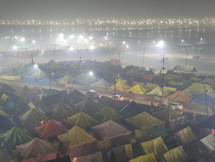 तंबुओं के इस नगर में चारो ओर तप और तप चल रहा है। माघ मेले में सैकड़ों स्थानों पर भंडारा चल रहा है। इस 40 दिन तक अस्थाई रूप से बसाई जाने वाली यह नगरी जैसे कभी सोती ही नहीं है। यहां हमेशा चहल पहल बनी रहती है।