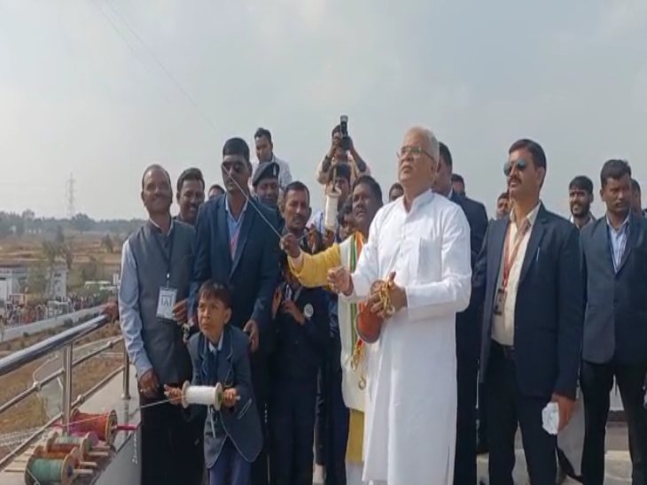 पतंगबाजी का लुत्फ उठाते मुख्यमंत्री भूपेश बघेल। - Dainik Bhaskar