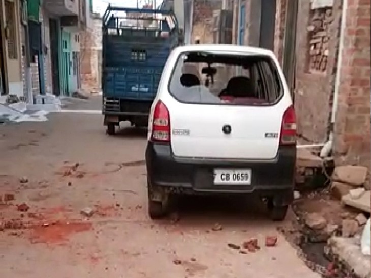 घोसीपुरा में फूटी पड़ी कार, सड़क पर बिखरे पड़े पत्थर