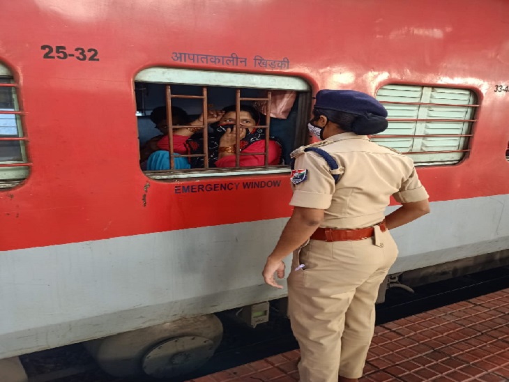 अकेली महिला यात्रियों से करती हैं संपर्क।