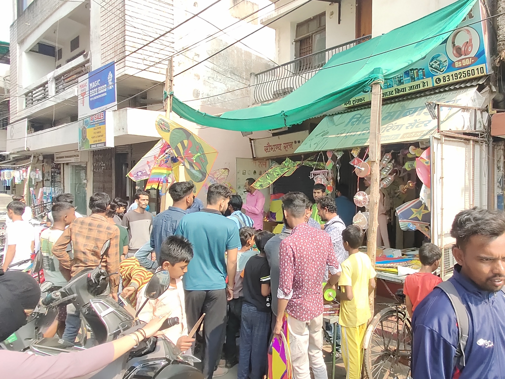 बाजारों में ऐसी भीड़ है।