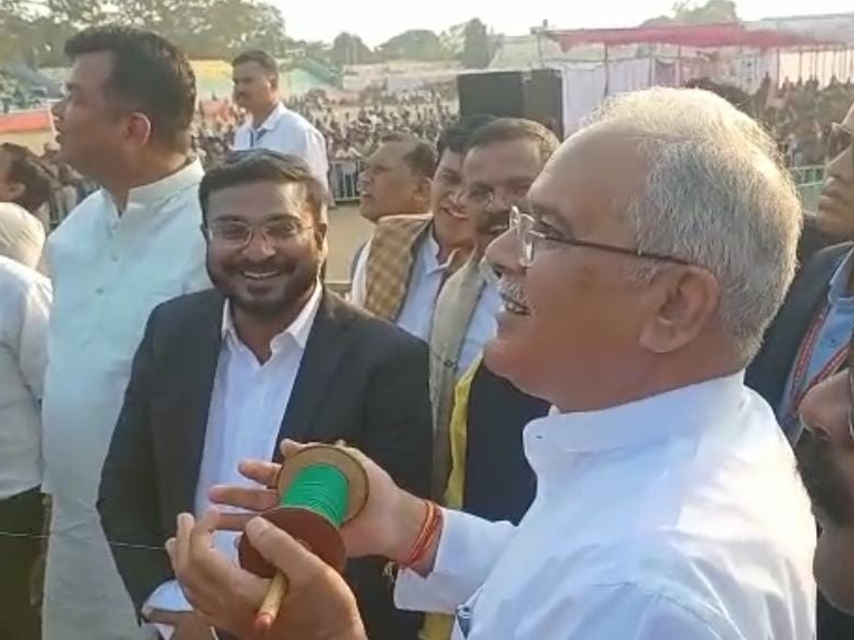 सीएम भूपेश बघेल पतंग उड़ाते हुए। - Dainik Bhaskar