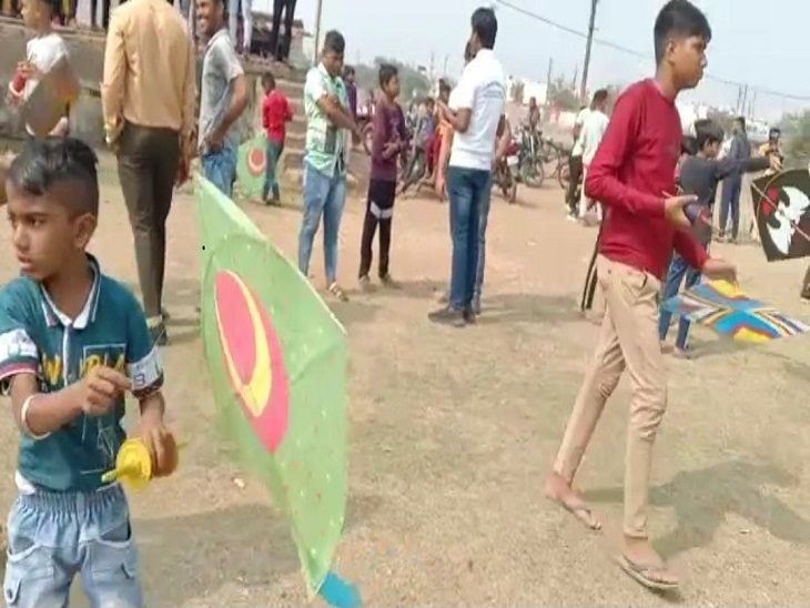 पतंग को उड़ाते बच्चे