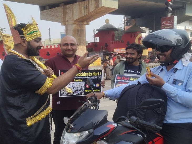 हेलमेट और सीट बेल्ट लगाने वाले लोगों को दी गई चॉकलेट