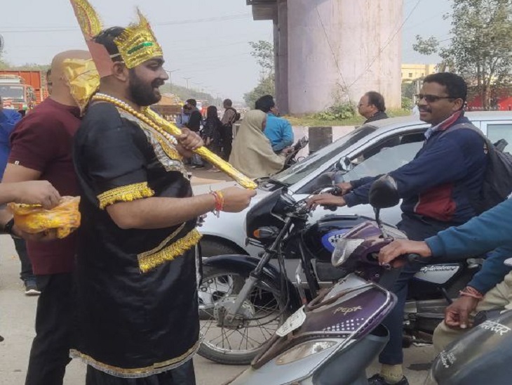 यमराज ने कहा ट्रैफिक नियम का पालन नहीं करोगे तो मेरे साथ जाना पड़ेगा