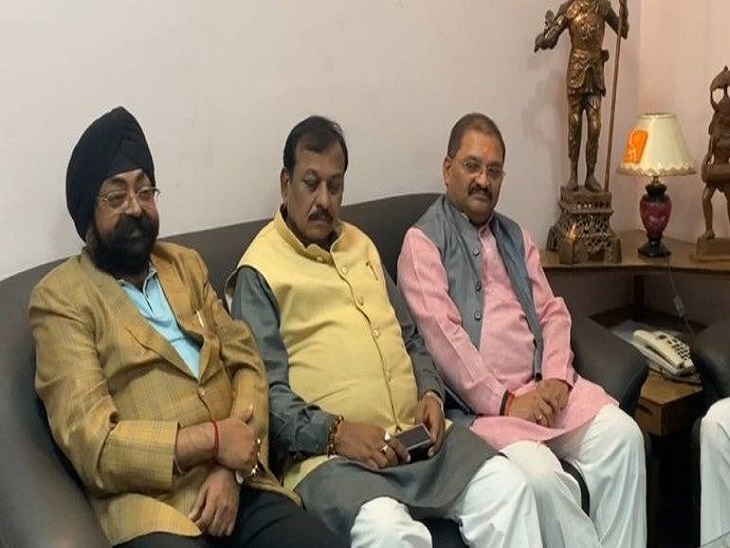 बैठक में पहुंचे सांसद व अन्य बड़े भाजपा नेता।