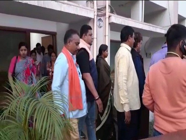 बैठक में पहुंचे भाजपा पार्षद।