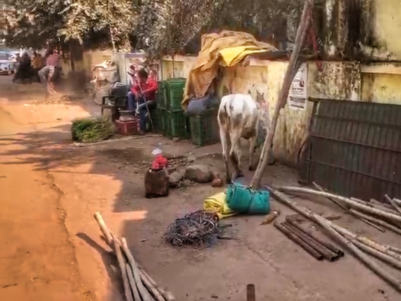 सड़क किनारे से दुकानों को हटाया गया।