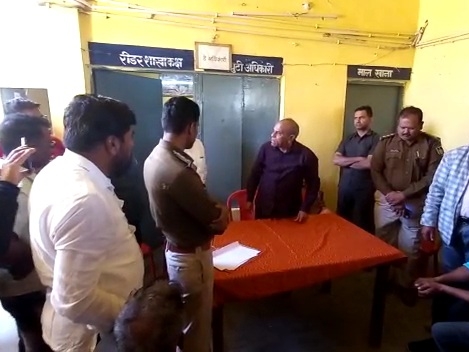 लालबर्रा थाने में बालाघाट आरटीओ अनिमेष गढ़पाले को सार्वजनिक रूप से गाली देते पूर्व मंत्री गौरीशंकर बिसेन।