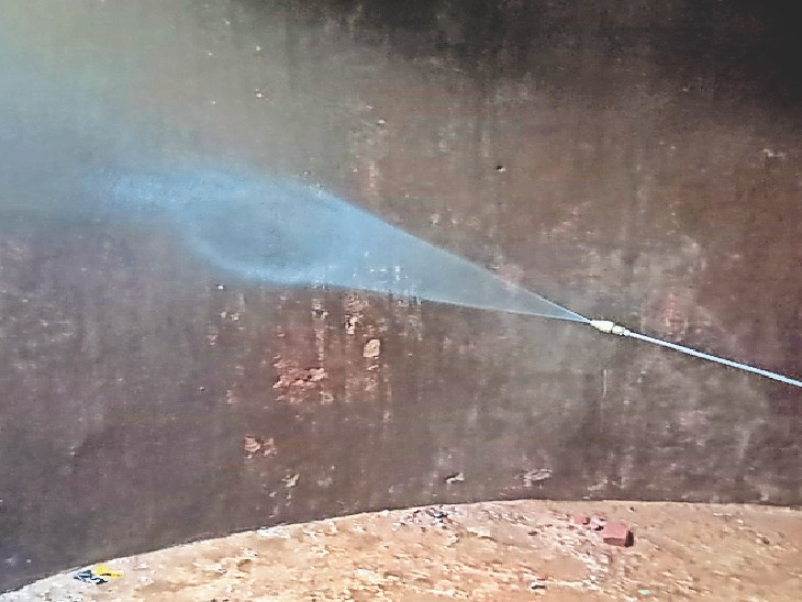 इस तरह पानी टंकी में केमिकल की कोटिंग की जा रही है। - Dainik Bhaskar