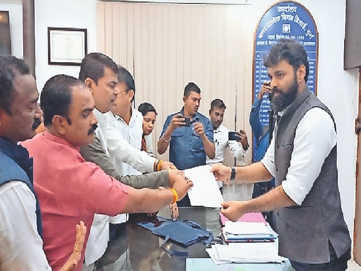 निगम आयुक्त को ज्ञापन सौंपते। - Dainik Bhaskar