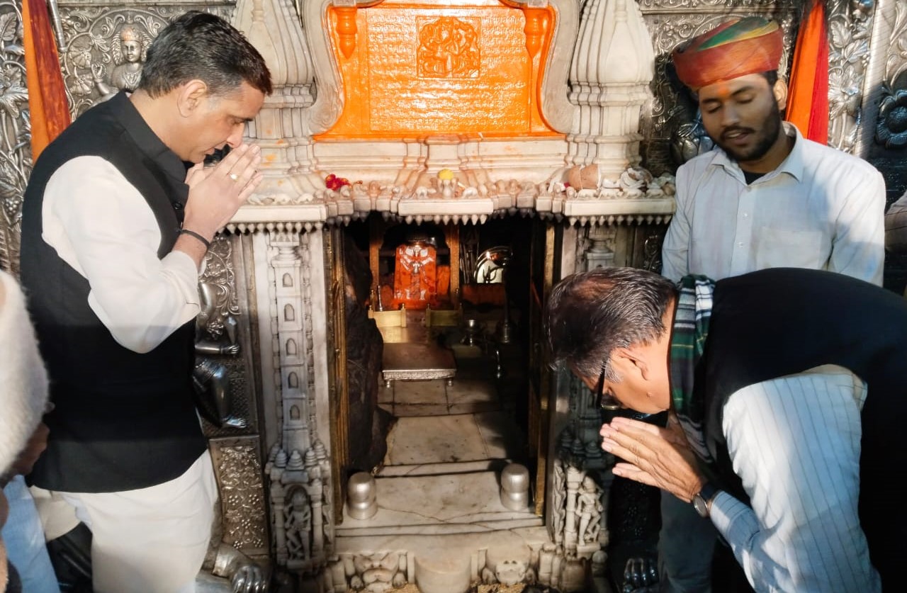 देशनोक में करणी माता के दर्शन करते बीजेपी प्रदेशाध्यक्ष सतीश पूनिया।