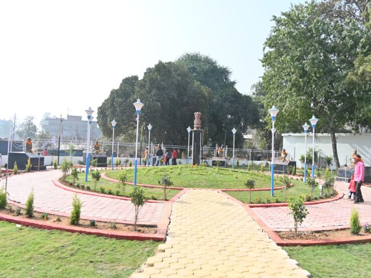 शहीद पार्क को देखने पूरे परिवार के साथ आ रहे लोग।