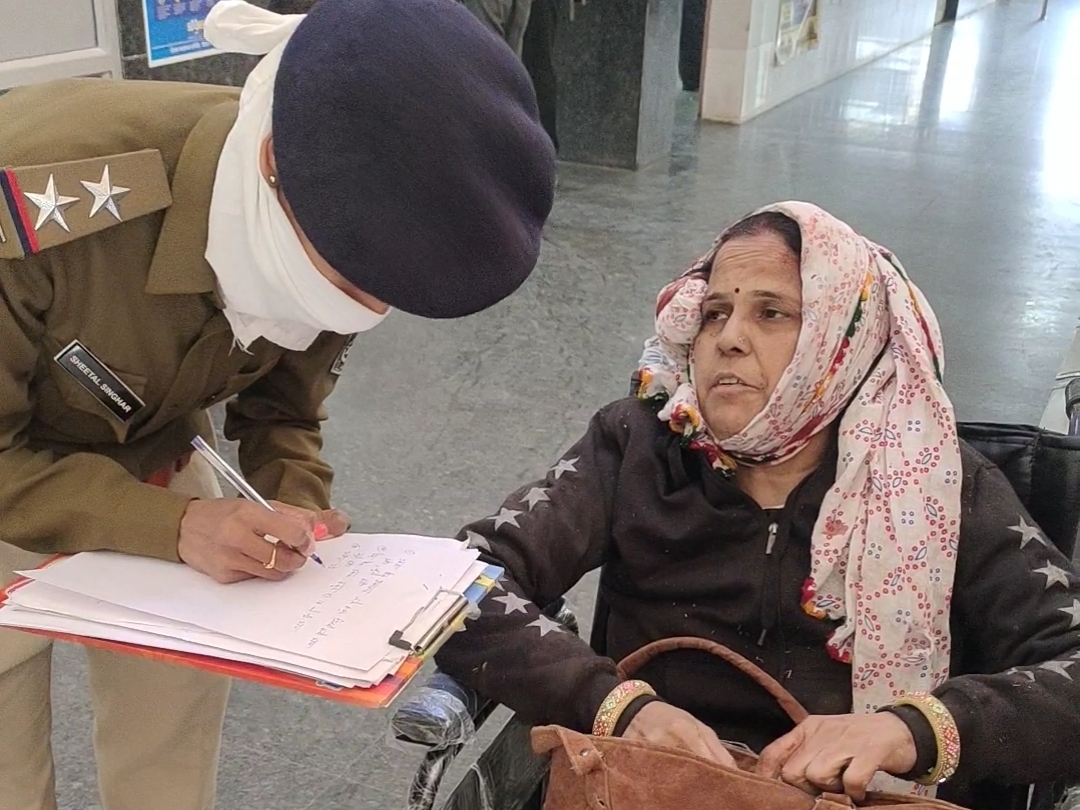 हादसे के बाद पुलिस ने घायलों को अस्पताल पहुंचाया और उनसे पूरी जानकारी ली।