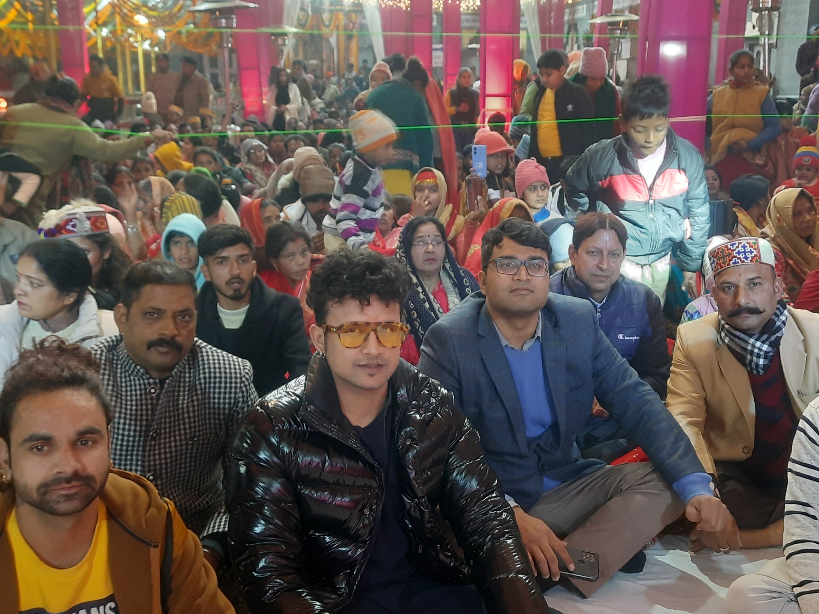 कांगड़ा मंदिर में मकर संक्रांति की रात को भगवती जागरण में भजन पढ़ते हुए।