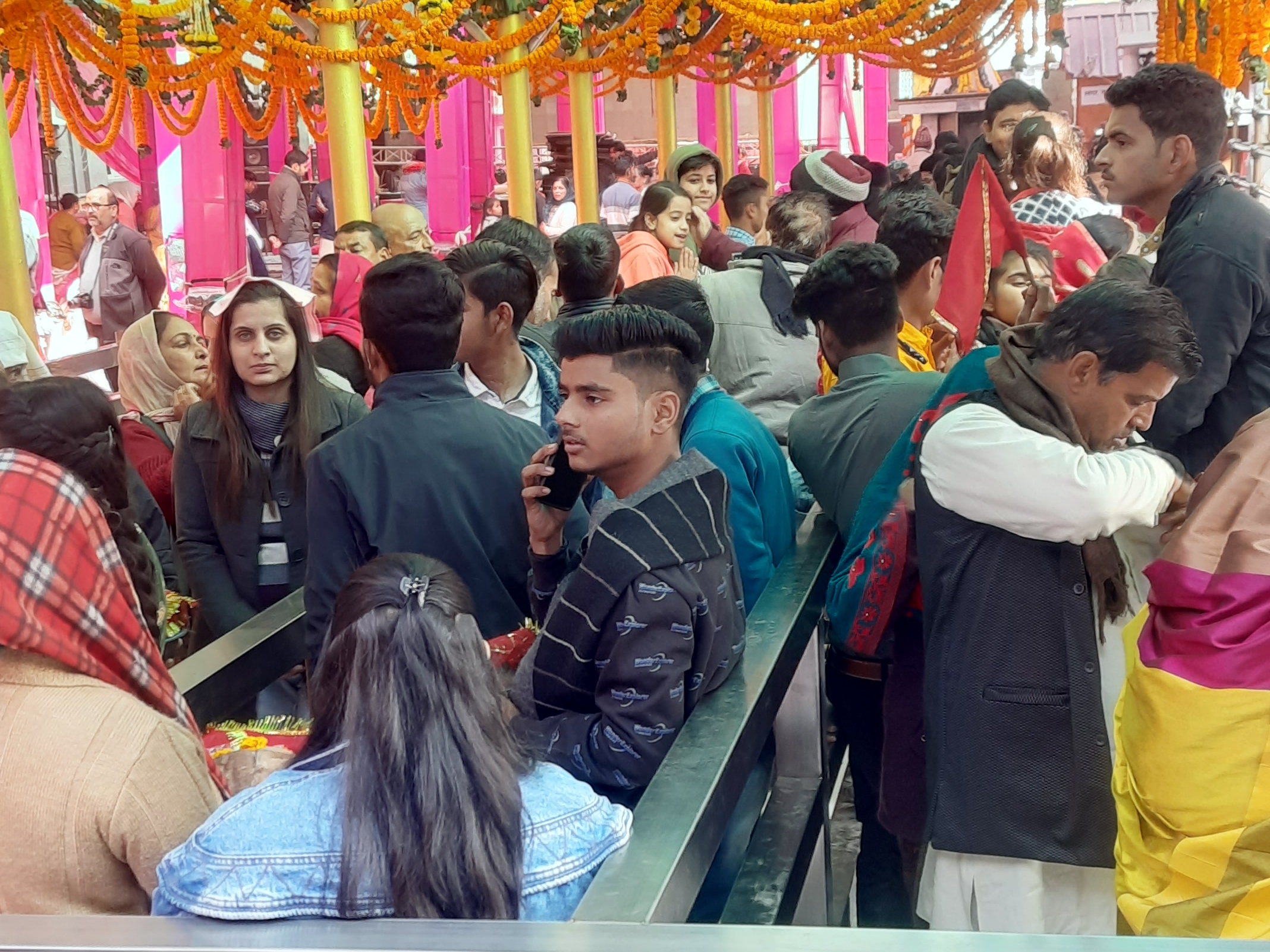 घृत मंडल के दर्शनों को कतारों मे रुकना का इंतजार करते हैं।
