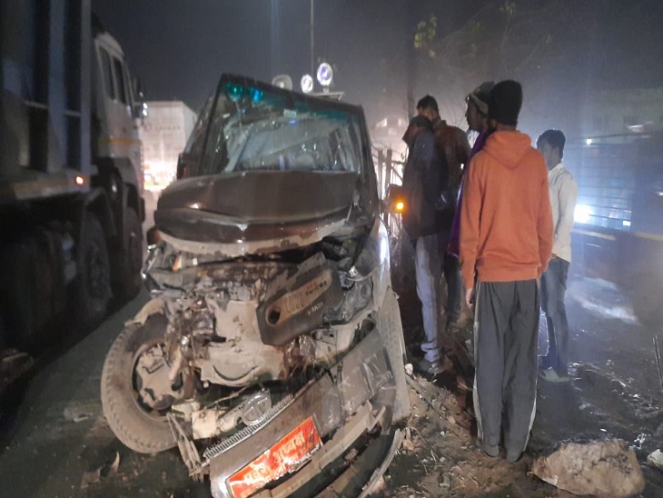 ट्रेलर की टक्कर से एसयूवी के परखच्चे उड़े - Dainik Bhaskar