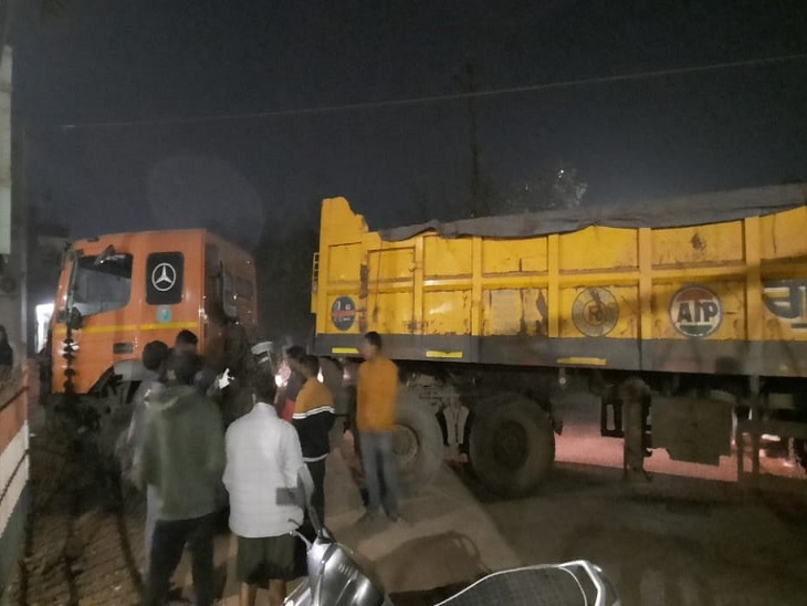 पोल से टकराया ट्रेलर